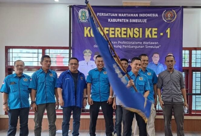 
					Ketua PWI Kabupaten Simeulue, Firnalis mengibarkan bendera pataka PWI seusai dikukuhkan oleh Ketua PWI Aceh, Nasir Nurdin pada rangkaian Konferensi I PWI Simeulue yang melahirkan kepengurusan perdana periode 2024-2027 di Aula PWI Aceh, Sabtu, 14 Desember 2024. (Dok PWI Aceh/Abdul Hadi)