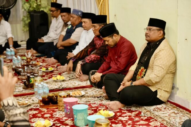 
					Pj Gubernur Safrizal ZA, didampingi oleh Kepala Dinas Komunikasi, Informatika, dan Persandian Aceh, memaparkan strategi Pemerintah Aceh dalam Keterbukaan Informasi Publik di hadapan Tim Penilai Komisi Informasi Pusat pada Rabu (13/11/2024) di Jakarta.