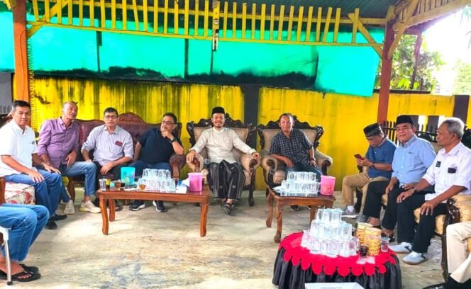 
					Ustaz Masrul Aidi (tengah) bersama Pengurus PWI Aceh dan pelayat lainnya di kediaman almarhum Abu Madinah, lokasi Dayah Babul Maghfirah Cot Keu-eung, Gampong Lam Alue Cut, Kecamatan Kuta Baro, Aceh Besar, Rabu, 18 Desember 2024.(Foto: Marzuki Media Andalas Nusantara)