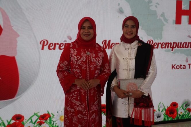 
					Penjabat Ketua TP PKK Aceh Hj. Safriati Safrizal, S.Si., M.Si didampingi Kepala Dinas DP3A Aceh Meutia Juliana, S.STP., M.Si menghadiri Puncak Acara Peringatan Hari Ibu 2024, di Tangerang, Banten, Minggu 22 Desember 2024.