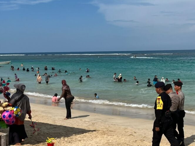 
					Polisi Hadir Amankan Tempat Wisata Jelang Tahun Baru