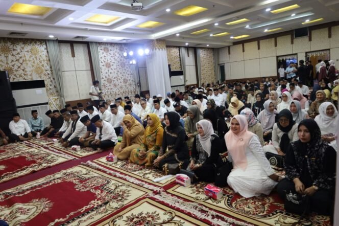 
					Ratusan masyarakat Aceh di Jakarta antusias dan penuh khidmah mengikuti acara Maulid Nabi Besar Muhammad SAW yang di gelar Badan Penghubung Pemerintah Aceh, Sabtu malam 14 Desember 2024.
