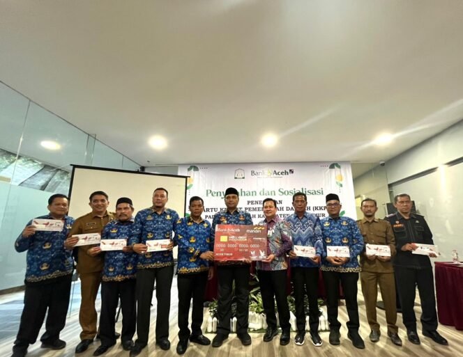 
					Bank Aceh Syariah Cabang Idi menyerahkan Kartu Kredit Pemerintah Daerah (KKPD) sekaligus menggelar sosialisasi penggunaannya kepada seluruh dinas di lingkungan Pemerintah Kabupaten (Pemkab) Aceh Timur pasa hari Selasa 17 Desember 2024. 

