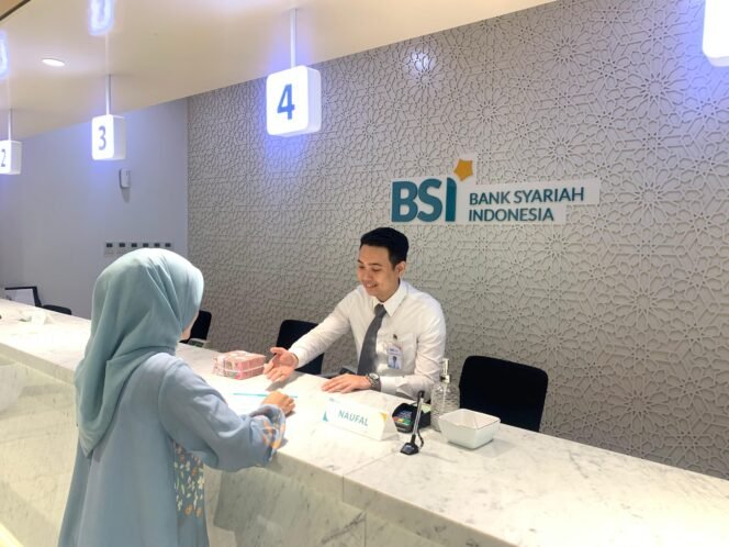 
					Petugas BSI Aceh dalam melayani nasabah.