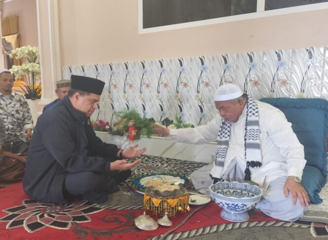 
					Anggota DPR RI Fraksi Partai Nasdem dari Dapil Aceh 2 Irsan Sosiawan Gading, MBA melakukan kunjungan silaturahmi ke Dayah Bustanul Huda, Julok, Aceh Timur pada rabu petang, 18 Desember 2024. 
