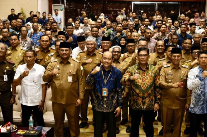 
					Pj Gubernur Aceh, Dr. H. Safrizal ZA, M.Si, menyerahkan Daftar Isian Pelaksanaan Anggaran (DIPA) dan Buku Alokasi Transfer ke Daerah (TKD) tahun 2025 kepada 49 Kementerian Lembaga dan 23 pemerintah kabupaten/kota yang ada di Aceh, di Anjong Mon Mata Komplek Meuligoe Gubernur, Kamis, (19/12/202).