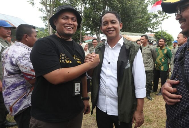 
					Menteri Kehutanan (Menhut), Raja Juli Antoni Bersama Koordinator FJL, Munandar [Dok Acehsiber.com]
