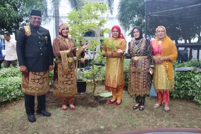 
					Pj Gubernur Aceh, Dr. H. Safrizal ZA, M.Si., didampingi pj ketua TP PKK Aceh Hj Safriati, S.Si, M.Si melakukan penanaman pohon puspa dan seulanga di kompleks Meuligoe pendopo Gubernur Aceh