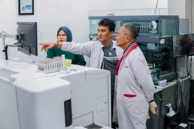 
					Mantan Menteri Badan Usaha Milik Negara (BUMN) Republik Indonesia periode 2011-2014, Dahlan Iskan, melakukan kunjungan ke Unit Donor Darah (UDD) Palang Merah Indonesia (PMI) Kota Banda Aceh pada Senin malam, 23 Desember 2024.