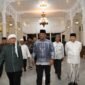 Pj Gubernur Aceh, Dr. H. Safrizal ZA, M. Si, menyambut kehadiran Pendakwah Nasional Abdullah Gymnastiar atau Aa Gym di Pendopo Gubernur dengan peusijuek dan jamuan makan malam, pada Rabu, (25/5/2024).