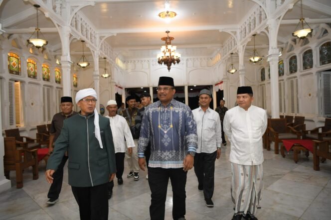 
					Pj Gubernur Aceh, Dr. H. Safrizal ZA, M. Si, menyambut kehadiran Pendakwah Nasional Abdullah Gymnastiar atau Aa Gym di Pendopo Gubernur dengan peusijuek dan jamuan makan malam, pada Rabu, (25/5/2024).