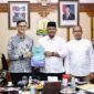 Penjabat Gubernur Aceh, Dr. H. Safrizal ZA, M.Si, menyerahkan SK Direktur PT. Bank Perekonomian Rakyat Syariah Mustaqim Aceh Persero, Jumat, 27/12/2024