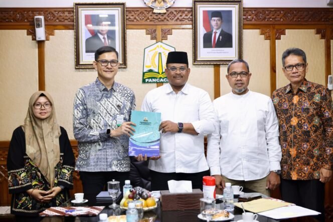 
					Penjabat Gubernur Aceh, Dr. H. Safrizal ZA, M.Si, menyerahkan SK Direktur PT. Bank Perekonomian Rakyat Syariah Mustaqim Aceh Persero, Jumat, 27/12/2024