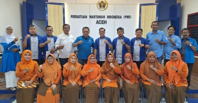 
					Pengurus PWI dan IKWI Kota Subulussalam periode 2024-2027 hasil Konferensi I foto bersama dengan Penasihat dan Pengurus PWI Aceh serta Ketua dan Pengurus IKWI Aceh di Aula PWI Aceh di Banda Aceh, Jumat sore, 27 Desember 2024. (Foto Abdul Hadi/PWI Aceh)
