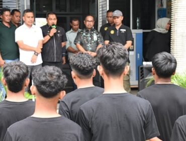 Pj Bupati Aceh Besar Muhammad Iswanto, S.STP MM memberi sambutan sekaligus penglepasan pemain PSAB U-17 ke Solo Jawa Tengah, di Halaman Gedung Dekranasda Aceh Besar, Gampong Gani, Kecamatan Ingin Jaya, Aceh Besar, Kamis (05/12/2024) siang. FOTO/ MC