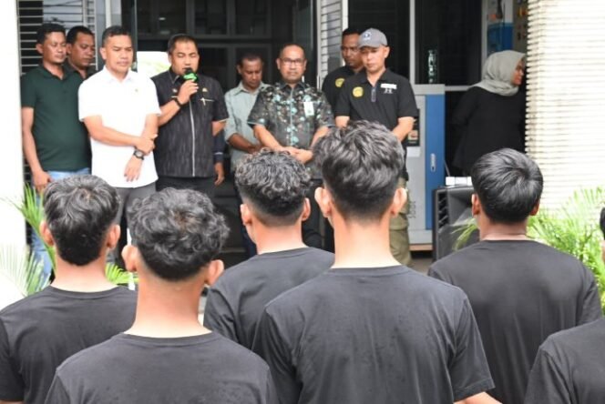 
					Pj Bupati Aceh Besar Muhammad Iswanto, S.STP MM memberi sambutan sekaligus penglepasan pemain PSAB U-17 ke Solo Jawa Tengah, di Halaman Gedung Dekranasda Aceh Besar, Gampong Gani, Kecamatan Ingin Jaya, Aceh Besar, Kamis (05/12/2024) siang. FOTO/ MC