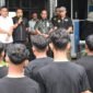 Pj Bupati Aceh Besar Muhammad Iswanto, S.STP MM memberi sambutan sekaligus penglepasan pemain PSAB U-17 ke Solo Jawa Tengah, di Halaman Gedung Dekranasda Aceh Besar, Gampong Gani, Kecamatan Ingin Jaya, Aceh Besar, Kamis (05/12/2024) siang. FOTO/ MC