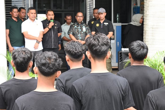 Pj Bupati Aceh Besar Muhammad Iswanto, S.STP MM memberi sambutan sekaligus penglepasan pemain PSAB U-17 ke Solo Jawa Tengah, di Halaman Gedung Dekranasda Aceh Besar, Gampong Gani, Kecamatan Ingin Jaya, Aceh Besar, Kamis (05/12/2024) siang. FOTO/ MC