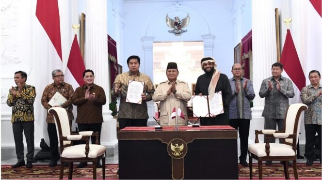 
					: Presiden Prabowo Subianto menyaksikan penandatanganan nota kesepahaman atau memorandum of understanding (MoU) Pengembangan Proyek Hunian 1 Juta Unit antara Menteri Perumahan dan Kawasan Permukiman (PKP) Maruarar Sirait dengan Investor Perumahan (SHK) Kerajaan Qatar Yang Mulia Sheikh Abdulaziz bin Abdulrahman Al Thani di Istana Merdeka, Jakarta, pada Rabu, 8 Januari 2025. Foto: BPMI Setpres/Cahyo