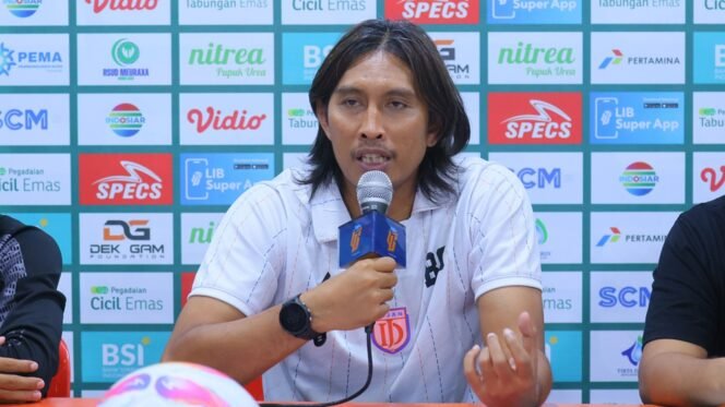 
					Pelatih Dejan FC yang juga mantan bintang tim nasional Indonesia, Budi Sudarsono