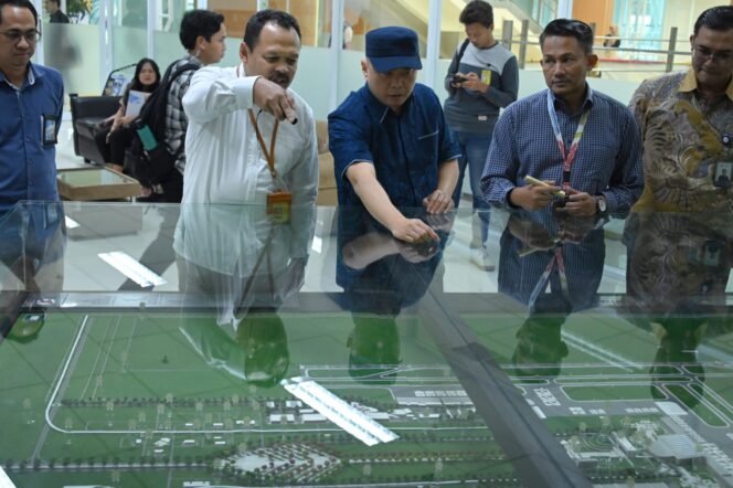 
					 : Menhub Dudy Purwagandhi ketika meninjau pengembangan kawasan Bandara Kertajati di Majalengka Jawa Barat. Foto : Kemenhub

