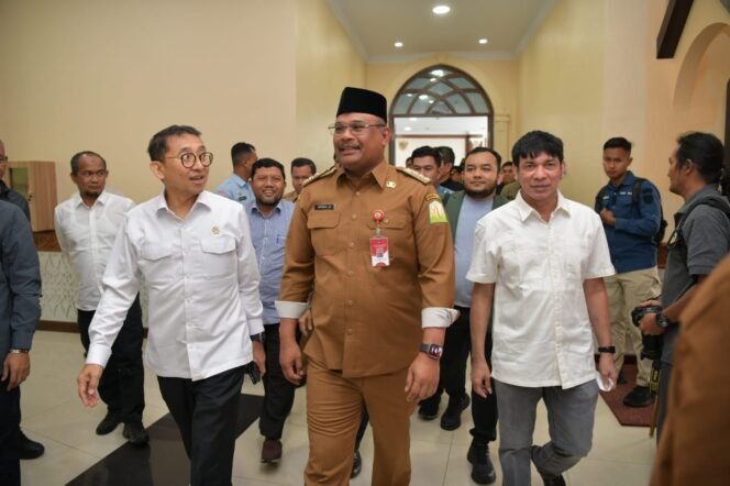 
					Pj Gubernur Safrizal Antar Kepulangan Menbud Fadli Zon di Bandara SIM