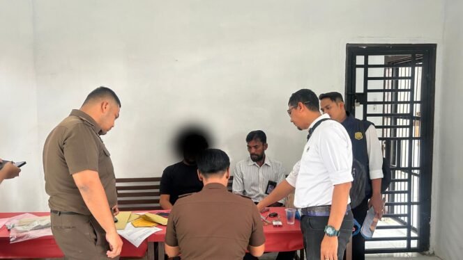 
					Kejari Aceh Besar Terima Tersangka Kasus Penyalahgunaan BBM Subsidi