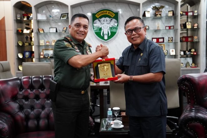 
					Pangdam Iskandar Muda Terima Audiensi Ketua Pengadilan Tinggi 