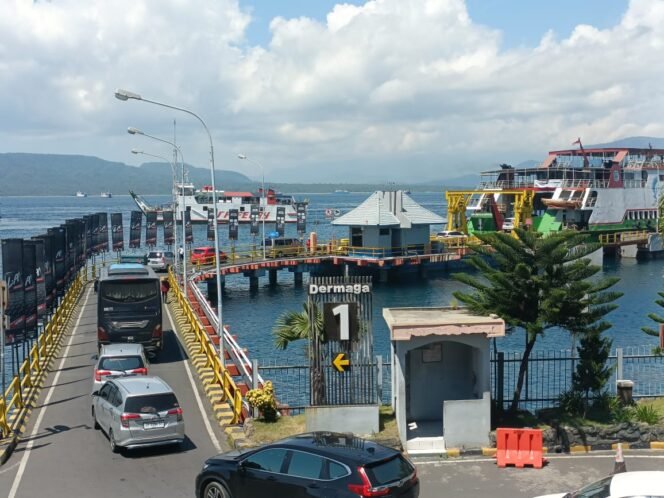 
					Antrian kendaraan yang akan masuk kapal Ferry untuk menyeberang. Foto : ASDP