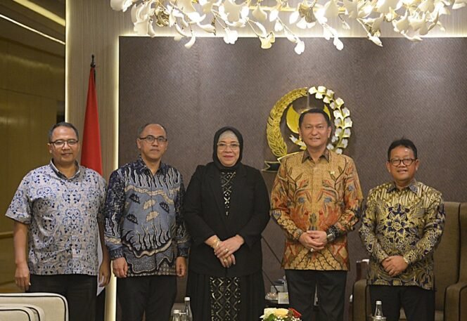 
					Ketua Komisi XII DPR RI, Bambang Patijaya dalam agenda resmi Komisi XII DPR RI saat menerima kunjungan kehormatan Dubes Indonesia untuk Kuwait, Lena Maryana di Ruang Delegasi, Gedung Nusantara III DPR RI, Senayan, Jakarta, Selasa (7/1/2025). Foto : Devi/Andri