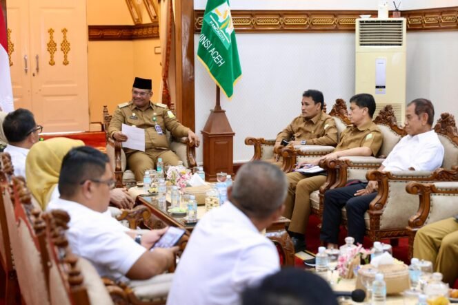 
					Penjabat Gubernur Aceh, Dr. H. Safrizal ZA, M.Si, menerima audiensi Dewan Pengurus KADIN Aceh, di Pendopo Gubernur Aceh, Selasa, 7/1/2025