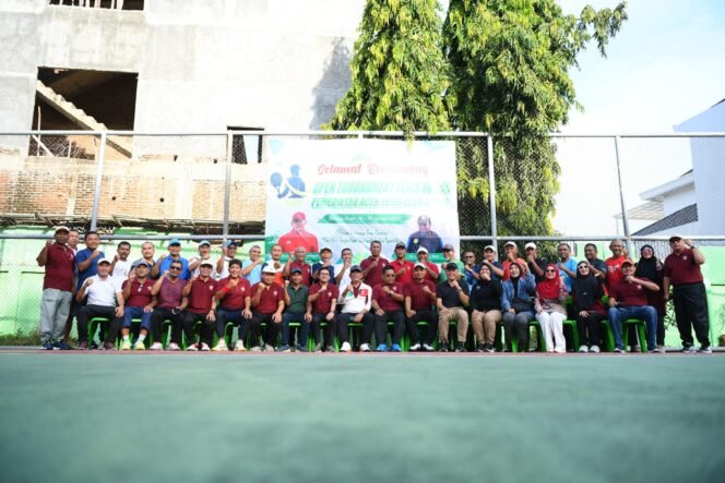 
					Plt. Sekda Aceh Drs. Muhammad Diwarsyah, M.Si Membuka sekaligus mengikuti tournamen tenis KU-105 Pemerintah Aceh Tenis Club (PATC) di lapangan tenis Komplek kantor Gubernur Aceh, sabtu, 18/01/2025