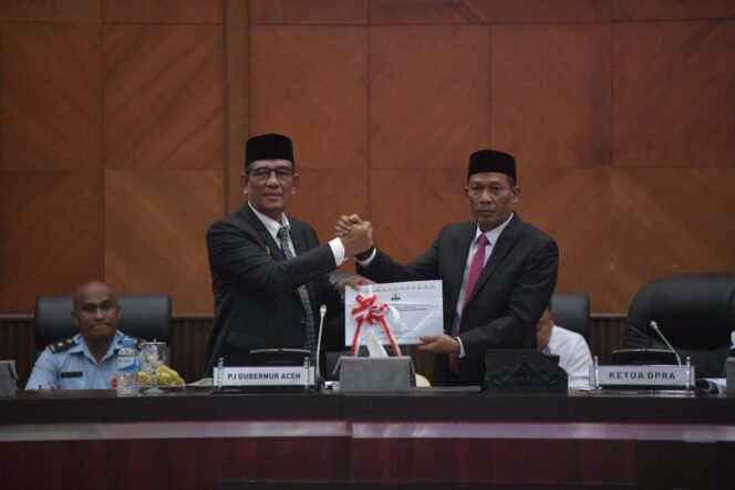 
					Plt Sekda Hadiri Paripurna DPRA, Tetapkan Peraturan Tata Tertib DPR Aceh