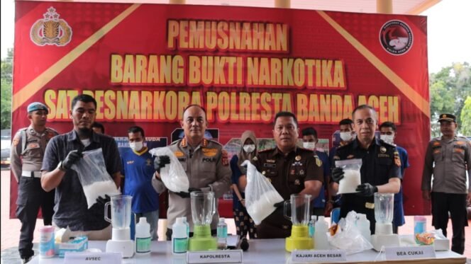 
					Kepolisian Resor Kota (Polresta) Banda Aceh memusnahkan 3,7 lebih kilogram sabu di halaman kantor setempat, Kamis (23/1/2025).