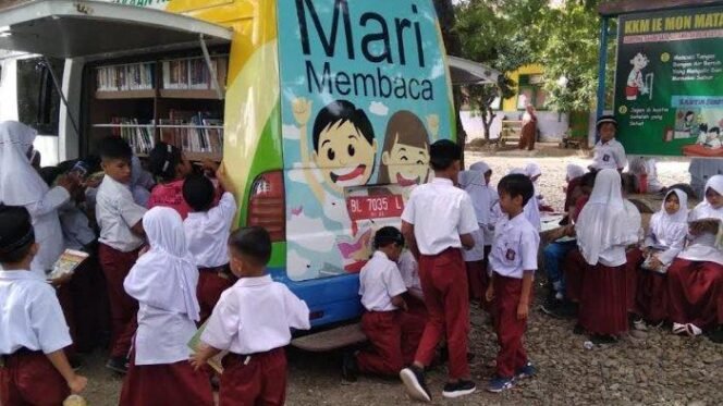 
					Murid SD Montasik sedang membaca buku di Pustaka Keliling Aceh Besar.
FOTO/MC ACEH BESAR