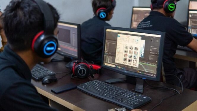 
					Para santri peserta pelatihan videografi sedang melakukan praktek editing pada saat mengikuti pelatihan videografi untuk santri yang digelar oleh Disdik Dayah Aceh Besar beberapa waktu lalu. FOTO/DOK DISDIK DAYAH ACEH BESAR