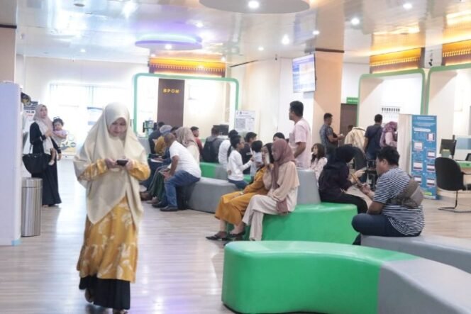 
					Warga yang mengurus berbagai keperluan administrasi di MPP Lambaro, Kecamatan Ingin Jaya, Aceh Besar, Jumat (3/1/2025). FOTO/MC ACEH BESAR