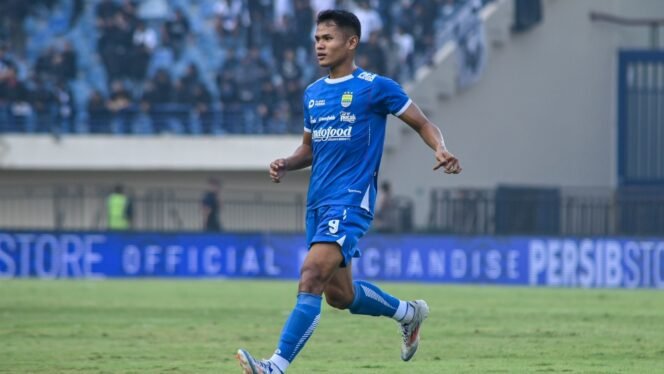 
					Penyerang Persib Bandung, Dimas Drajad