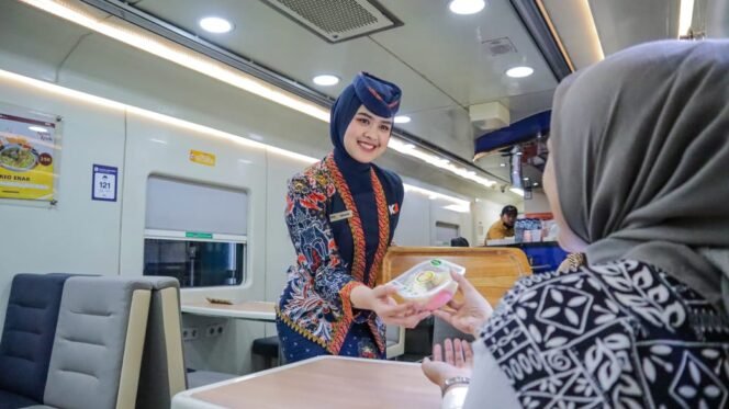 
					Fasilitas Kuliner Kereta menjadi salah satu bagian peningkatan layanan yang ada di Gapeka 2025. Foto : KAI Services