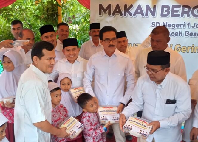 
					Gerindra Aceh Rayakan HUT ke-17 Bagi Ribuan Paket Makan Siang Bergizi Gratis dan Susu