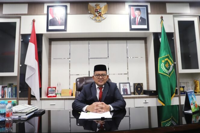 
					Kepala Kantor Wilayah Kementerian Agama (Kemenag) Aceh, Azhari