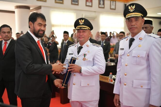 
					Gubernur Aceh Muzakir Manaf, mengambil Sumpah Jabatan dan Melantik H. Ismail A. Jalil, SE, MM sebagai Bupati Aceh Utara dan Tarmizi, S. I. Kom sebagai Wakil Bupati Aceh Utara Periode 2025-2030, pada Rapat Paripurna DPRK Aceh Utara , di Gedung DPRK Aceh Utara, Lhoksukon, Kabupaten Aceh Utara, Senin,17/2/2025.