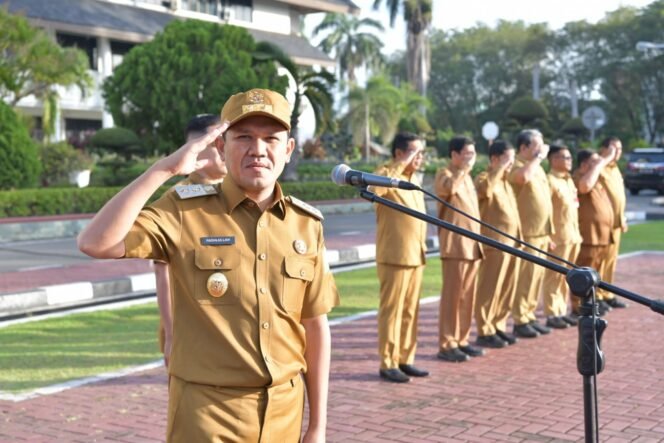 
					Wakil Gubernur Aceh, Fadhlullah, SE memberi Arahan saat Apel Pagi yang diikuti Plt. Sekda, Kepala Biro serta ASN dilingkungan Sekda Aceh dan BPKA diHalaman Kantor Gubernur Aceh, Senin, 24/02/2025.