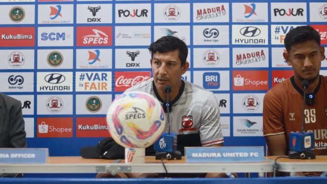 
					Pelatih Madura United Angel Alfredo Vera