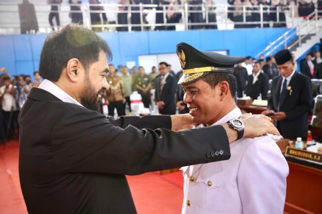 
					Gubernur Aceh Muzakir Manaf, mengambil sumpah dan melantik Muharram Idris sebagai Bupati Aceh Besar, dan Syukri A Jalil sebagai Wakil Bupati Aceh Besar, pada Rapat Paripurna DPRK Aceh Besar, di Jantho Sport Center, Kamis (13/2/2025).