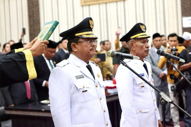 
					Gubernur Aceh Muzakir Manaf, mengambil sumpah jabatan dan melantik H. Safriadi Oyon, S.H sebagai Bupati Aceh Singkil, H. hamzah Sulaiman, S.H sebagai Wakil Bupati Aceh Singkil periode 2025-2030, pada Rapat Paripurna DPRK Aceh Singkil , di Gedung DPRK Aceh Singkil, Sabtu, 14/2/2025.