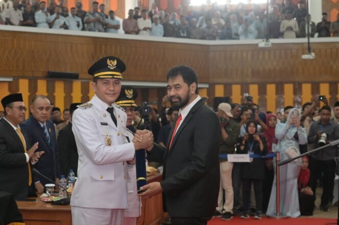 
					Gubernur Aceh,  Muzakir Manaf, melantik Bupati dan Wakil Bupati Aceh Selatan periode 2025-2030,  H. Mirwan MS, SE. M.Sos dan  H. Baital Mukdis, SE di Kantor DPRK Aceh Selatan 17/02/2025