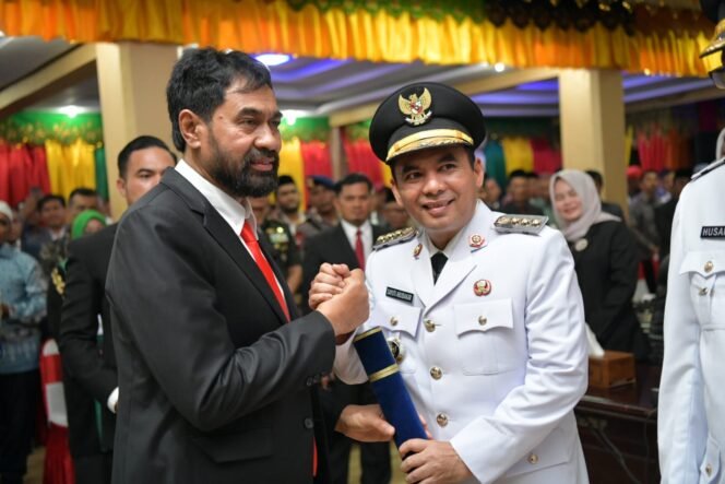 
					Gubernur Aceh Muzakir Manaf, mengambil Sumpah Jabatan dan Melantik Dr. Sayuti Abubakar,SH. MH Sebagai Walikota dan Huseini, SE Sebagai Wakil Walikota Lhokseumawe Periode 2025-2030 pada Rapat Paripurna Dprk Lhokseumawe, Senin, 17/02/2025.