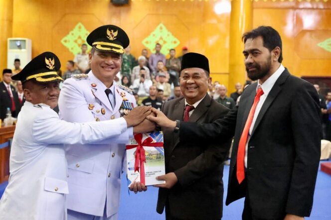 
					Gubernur Aceh Muzakir Manaf, mengambil sumpah jabatan dan melantik Irjen. Pol (P). Drs. Armia Fahmi , MH sebagai Bupati Aceh Tamiang, dan Ismail, SEI sebagai Wakil Bupati Aceh Tamiang periode 2025-2030, pada Rapat Paripurna DPRK Aceh Tamiang , di Gedung DPRK Aceh Tamiang, Senin, 17/2/2025.