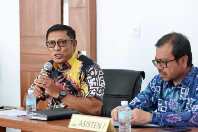 
					Plt Sekda Aceh, Drs. Alhudri, M.M. Saat menggelar rapat perdana dengan Para Asisten Sekda, Staf Ahli Gubernur, serta Kepala SKPA/Biro jajaran Pemerintah Aceh, di Ruang Rapat P3K Setda Aceh, Kamis, 20/2/2025